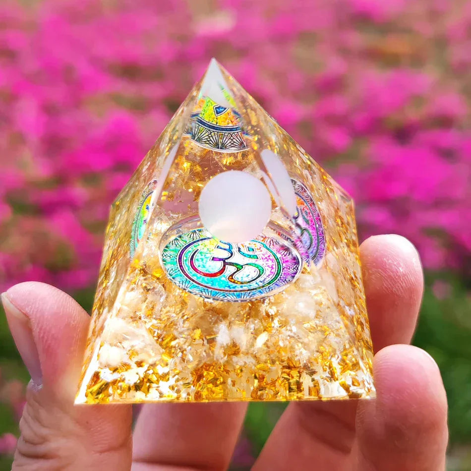 Orgonittpyramide med ametyst pendel – Energi, Beskyttelse og Dekorasjon | Skanto