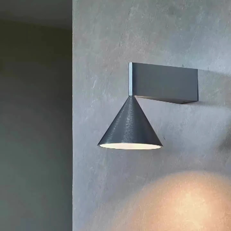 Elegante skandinaviske, kegelformige Wandleuchte für moderne Interieurs