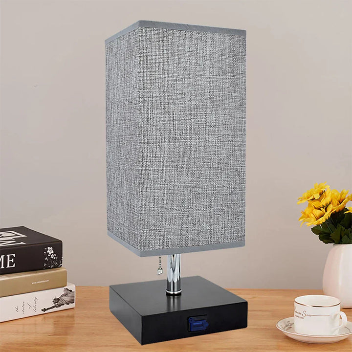 Skanto | Subtil nattbordlampe med elegant lys og USB
