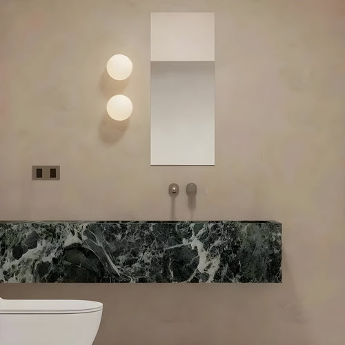 GlasAura Vegglampe med Matt Glasskule og Metallbase | Skanto