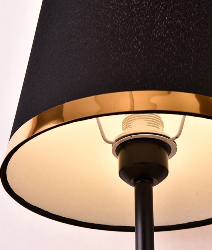 Skanto | GiltGlow – Elegant Gull og Svart Retro Bordlampe