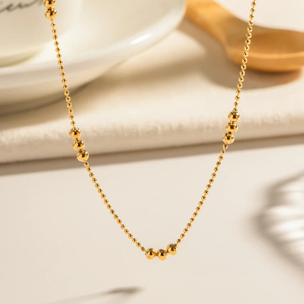 Skanto | 16k Delikat Triple Perle Accent Halskjede