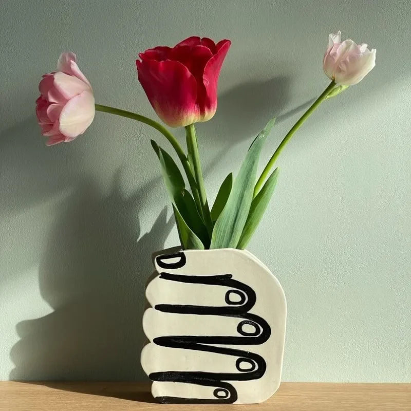 Hånd med blomster vase | Skanto