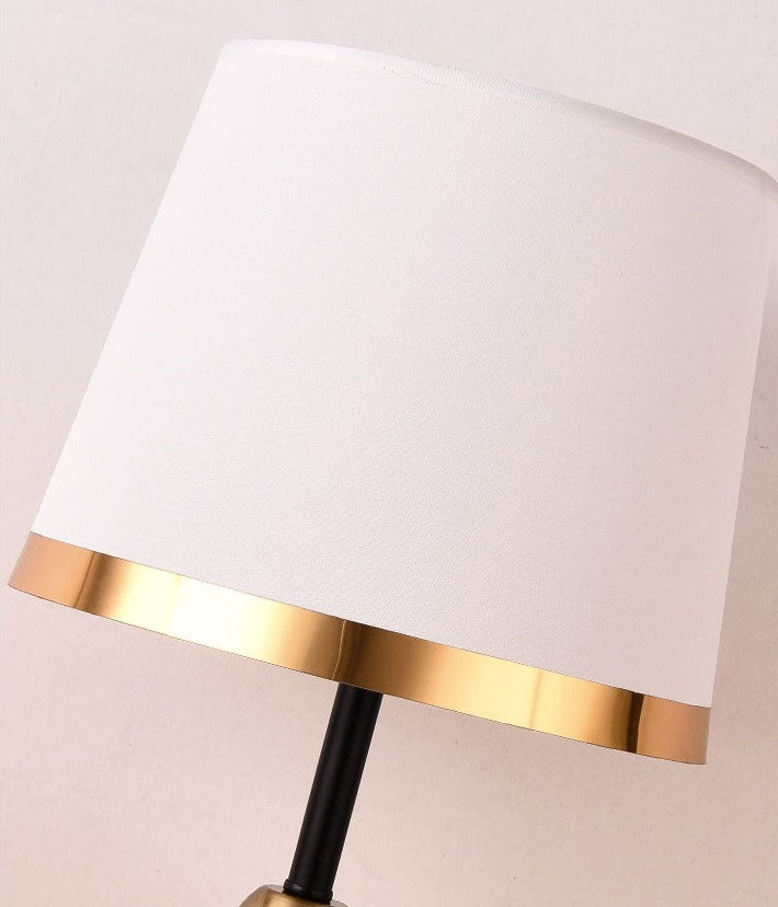 Skanto | GiltGlow – Elegant Gull og Svart Retro Bordlampe