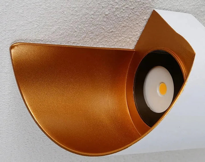 Skanto | IronEdge – Moderne Vegglampe Laget av Jern og Akryl