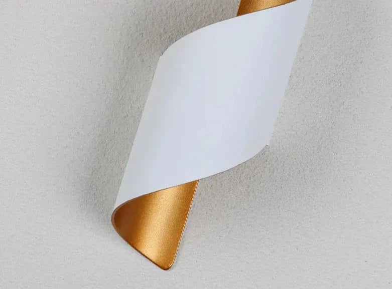 Skanto | IronEdge – Moderne Vegglampe Laget av Jern og Akryl