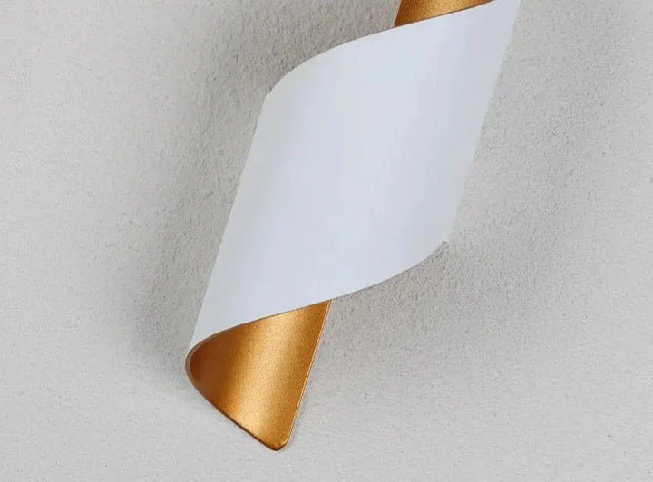 Skanto | IronEdge – Moderne Vegglampe Laget av Jern og Akryl