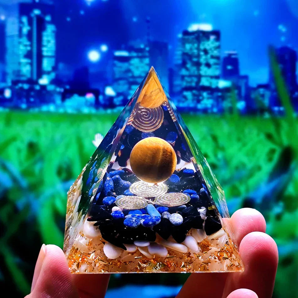 Orgonittpyramide med ametyst pendel – Energi, Beskyttelse og Dekorasjon | Skanto