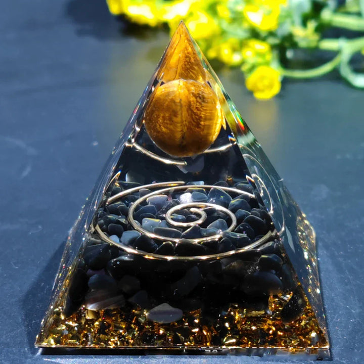 Skanto | Orgonite Pyramide med Ametyst Pendel – Energi, Beskyttelse og Dekorasjon