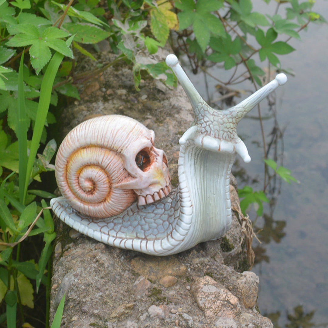 Skanto | Snail Skull Halloween Patio Skulptur