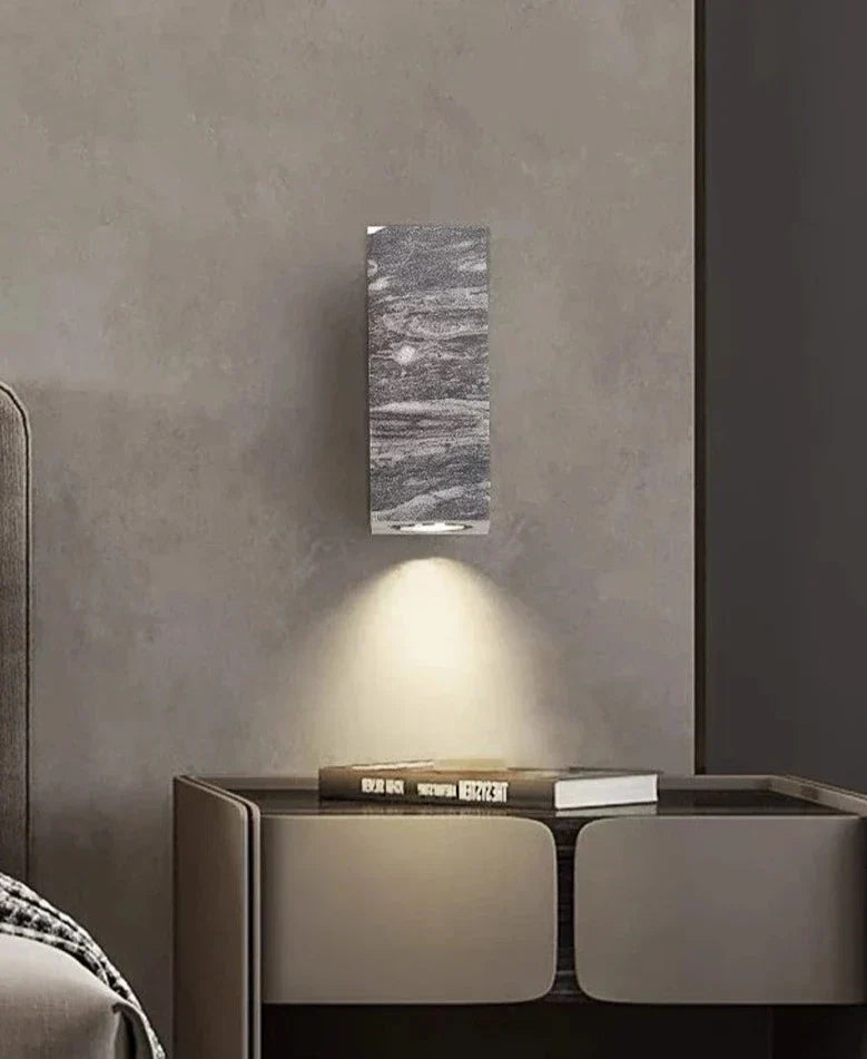 Skanto | ZenBeam – Grå Wabi-Sabi Vegglampe for Tranquil Atmosfære