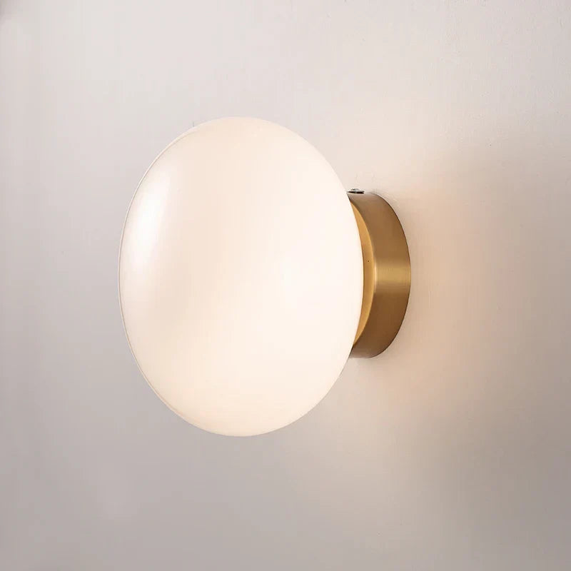 Skanto | BrassAura – Elegant Vegg- og Taklampe med Messingdetaljer