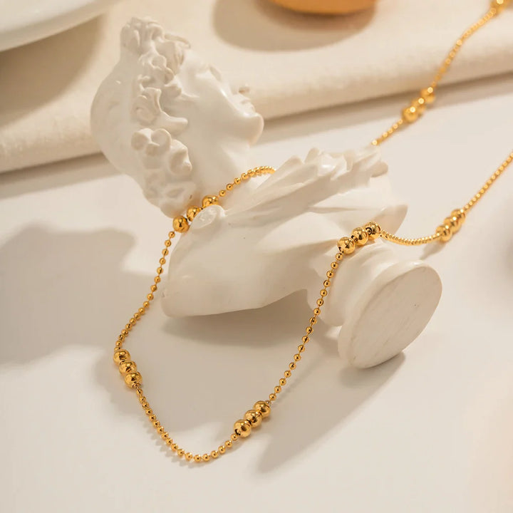 Skanto | 16k Delikat Triple Perle Accent Halskjede