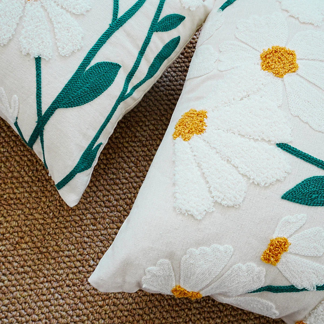 Skanto | Pute med broderte tusenfryd for sofa og stue uten fyll
