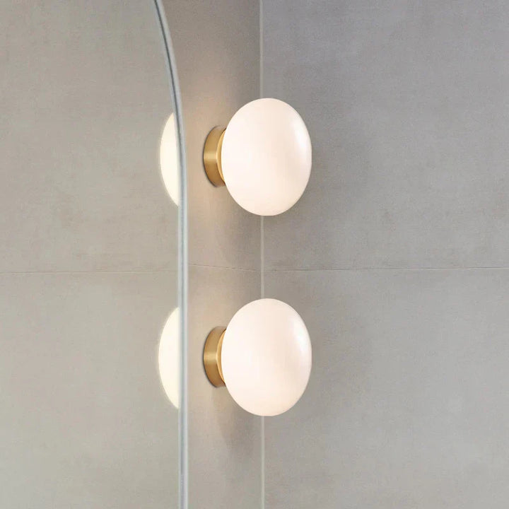 Skanto | BrassAura – Elegant Vegg- og Taklampe med Messingdetaljer