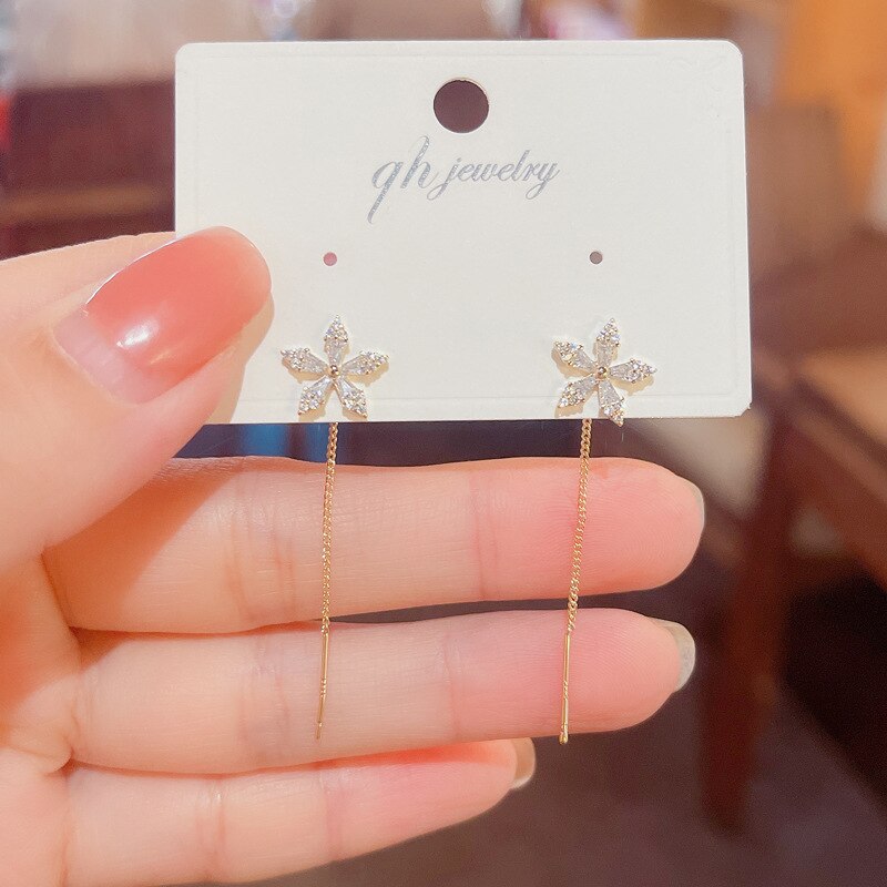 Skanto | Lange Blumen-Kettenohrringe | Elegantes leichtes Hängedesign | Gold