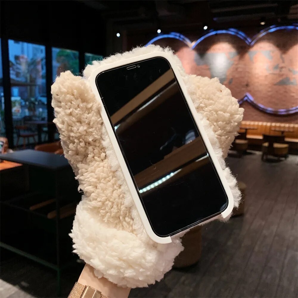 Skanto | Fluffy Fur iPhone Case Hanske