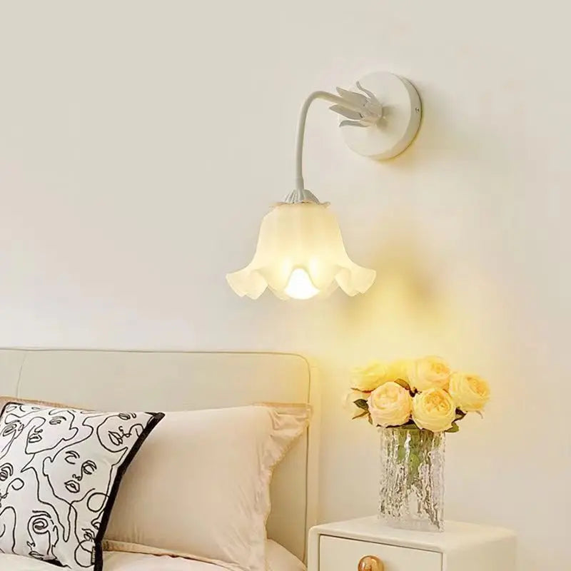 FrenchBloom Vegglampe – Soverom Blomsterlampe Skanto