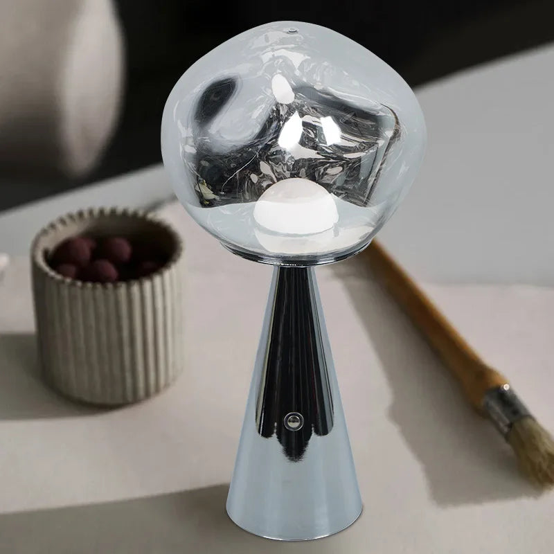 Moderne Mini Bordlampe i Lava Design med LED Lys - Dekorativ Lampe for Stue, Soverom & Kontor | Skanto