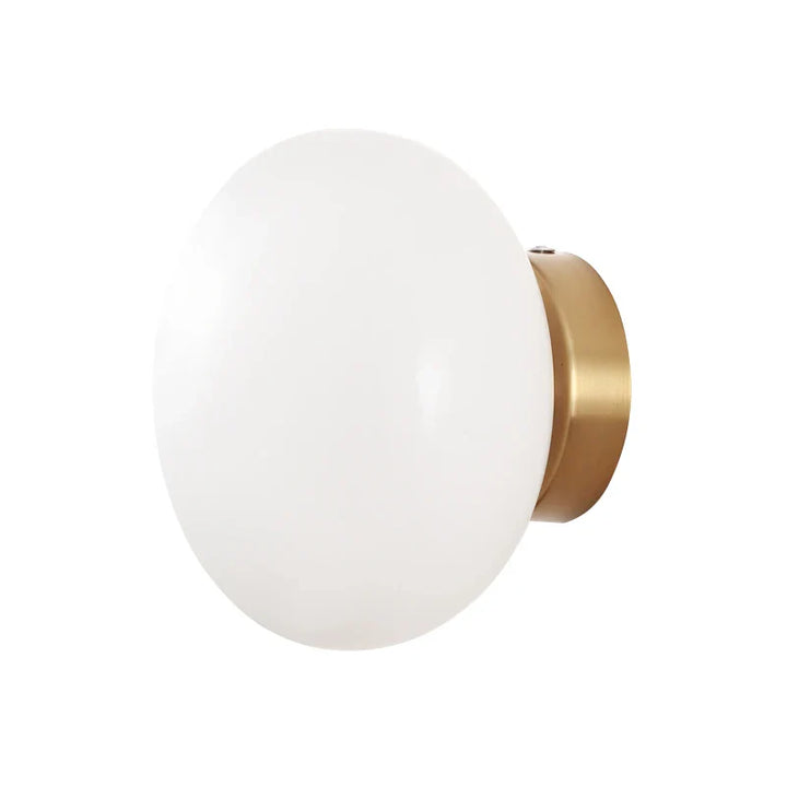 Skanto | BrassAura – Elegant Vegg- og Taklampe med Messingdetaljer