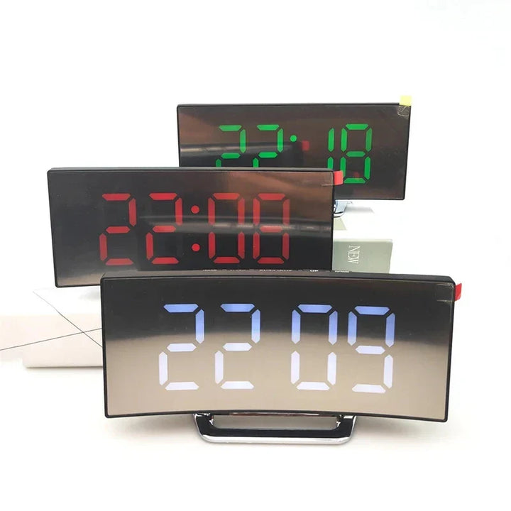 Skanto | LED buet skjerm digital vekkerklokke med USB-lading
