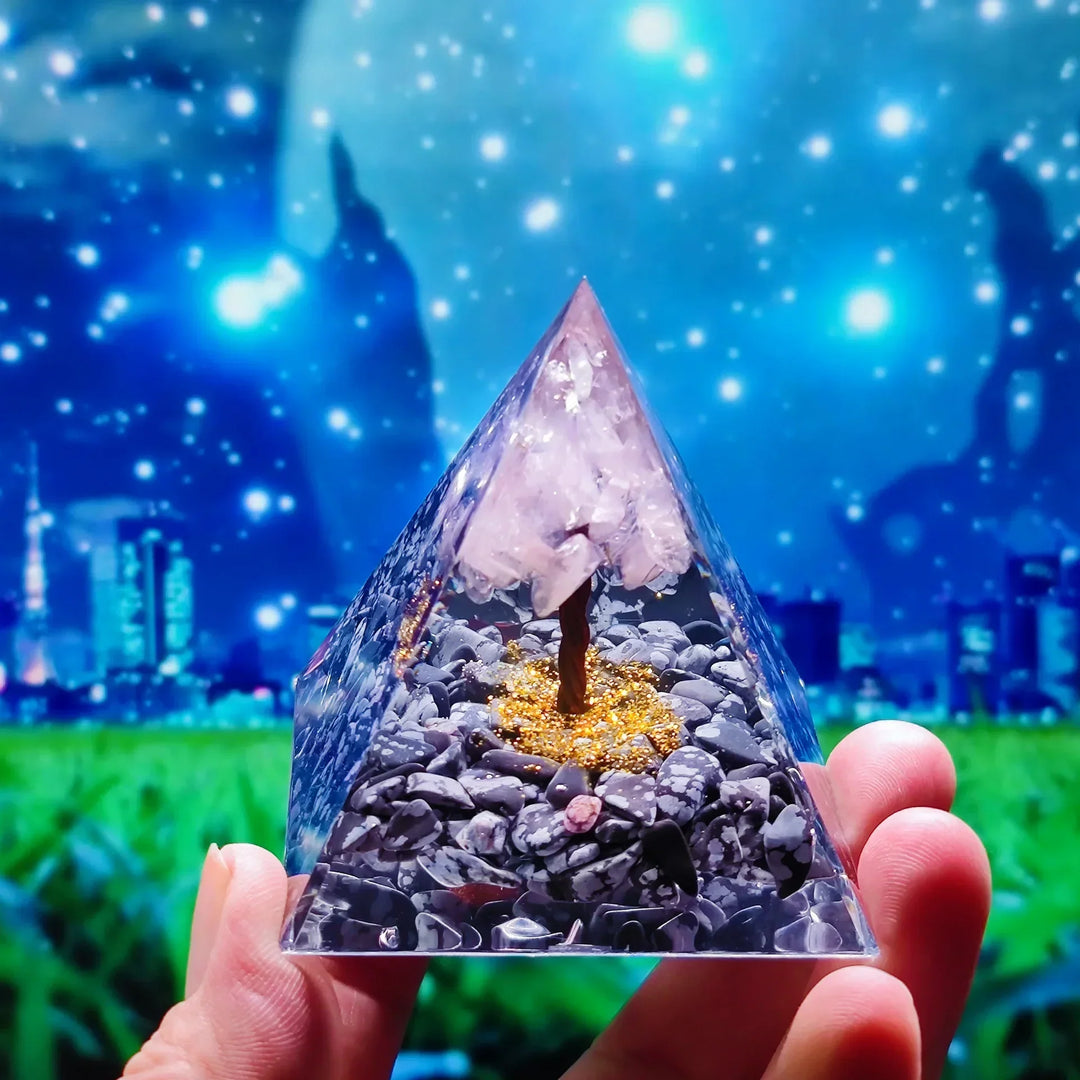 Orgonittpyramide med ametyst pendel – Energi, Beskyttelse og Dekorasjon | Skanto