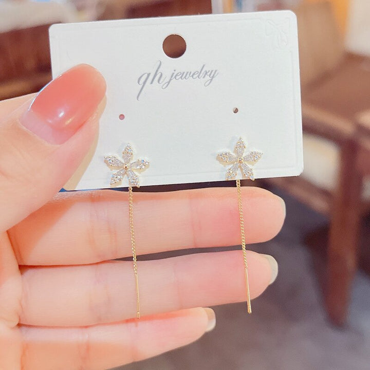 Skanto | Lange Blumen-Kettenohrringe | Elegantes leichtes Hängedesign | Gold
