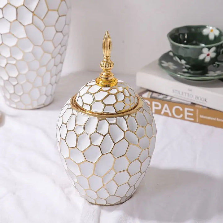 Skanto | Elegant keramikkvase med gyldne aksenter