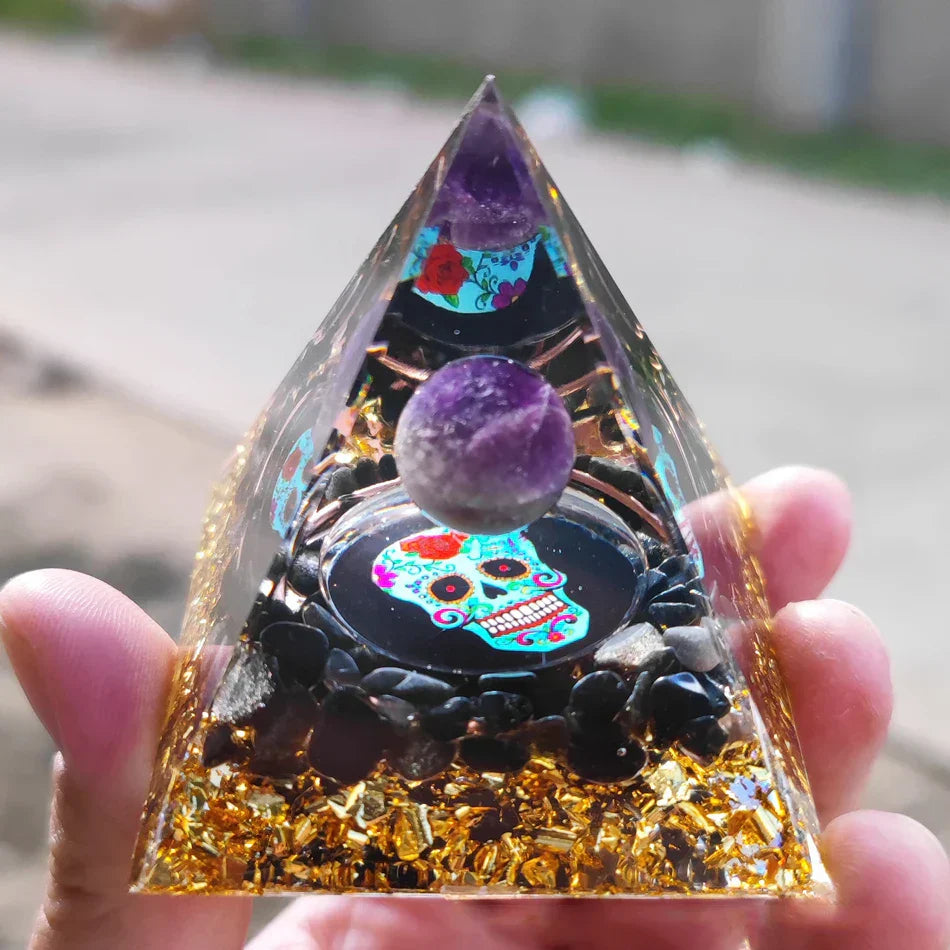 Orgonittpyramide med ametyst pendel – Energi, Beskyttelse og Dekorasjon | Skanto