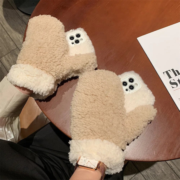Skanto | Fluffy Fur iPhone Case Hanske
