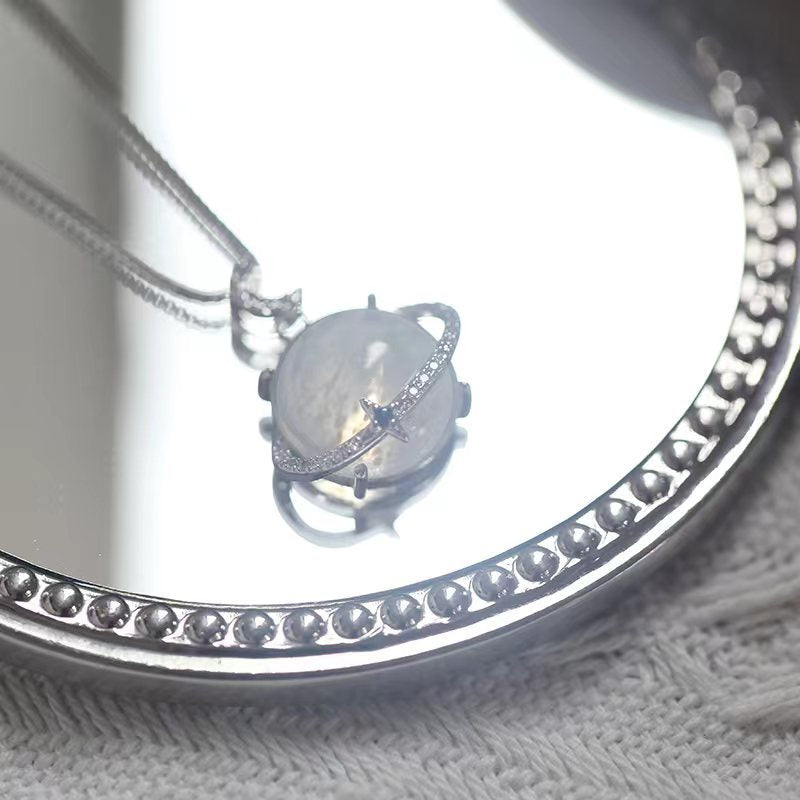 Skanto | Elegant Lunar Bliss Krystall Halskjede