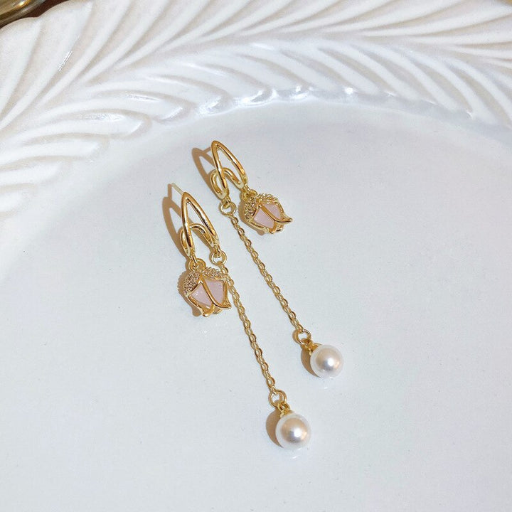 Skanto | Lange Blumen-Kettenohrringe | Elegantes leichtes Hängedesign | Gold