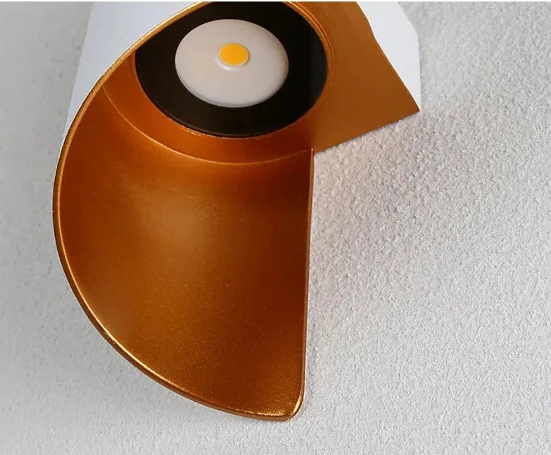 Skanto | IronEdge – Moderne Vegglampe Laget av Jern og Akryl