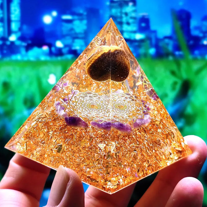 Skanto | Orgonite Pyramide med Ametyst Pendel – Energi, Beskyttelse og Dekorasjon