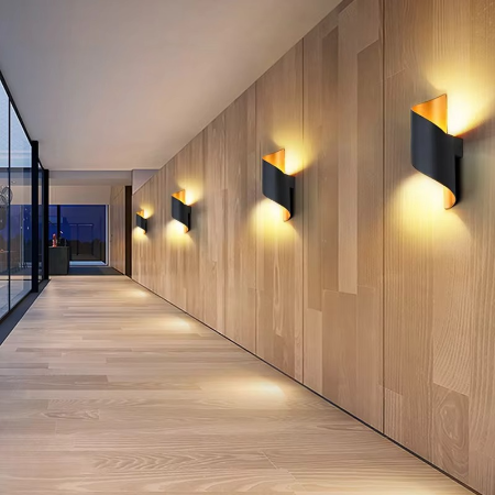 Elegante, i zwei Richtungen abstrahlende LED-Außenwandleuchte