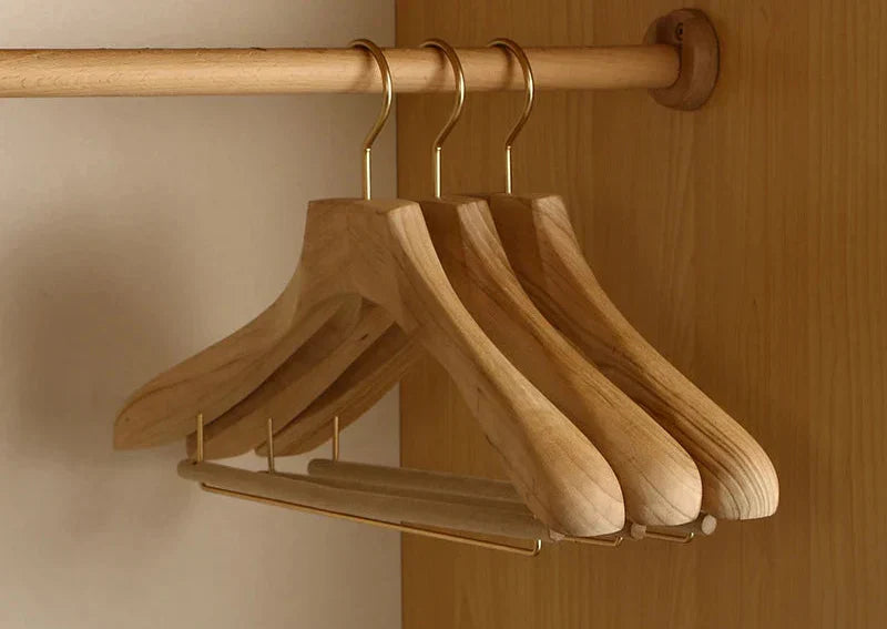 Skanto | Sett med 2 premium kamfertre kleshengere med brede skuldre for klesorganisering