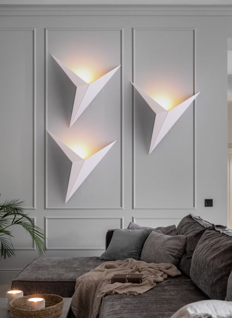Skanto | TriGlow – Triangulær Vegglampe for Sleek, Moderne Belysning