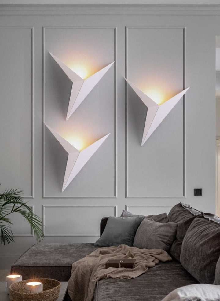 Skanto | TriGlow – Triangulær Vegglampe for Sleek, Moderne Belysning