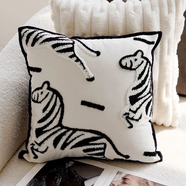 Skanto | Luksus brodert dekorativ pute med hesteprint for sofa og stue