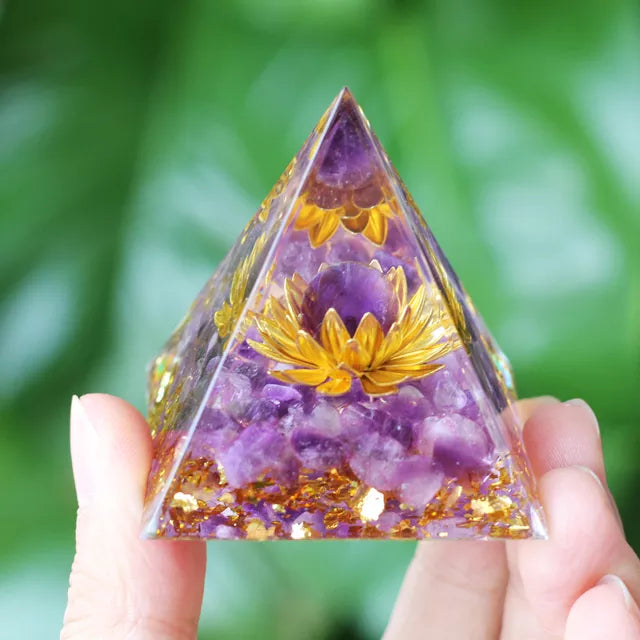 Skanto | Amethyst Peridot Orgone Pyramide - Energigenerator Krystall Reiki Chakra Orgonitt Meditasjonsverktøy