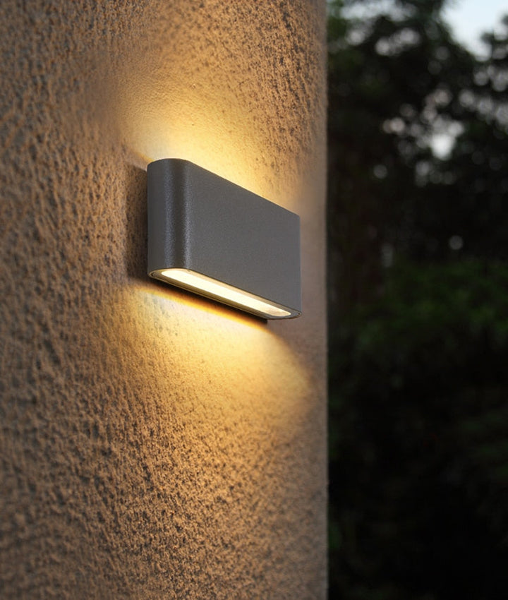 Skanto | GuardGlow – Vanntett Vegglampe med Værbestandig Design
