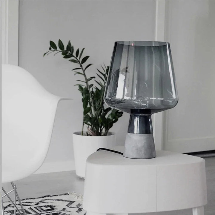 NordicCement Bordlampe – Minimalistisk Design med Betongbase Skanto