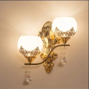 CrystalLuxe – Gylden LED Vegglampe for Stemningsfull Belysning Skanto