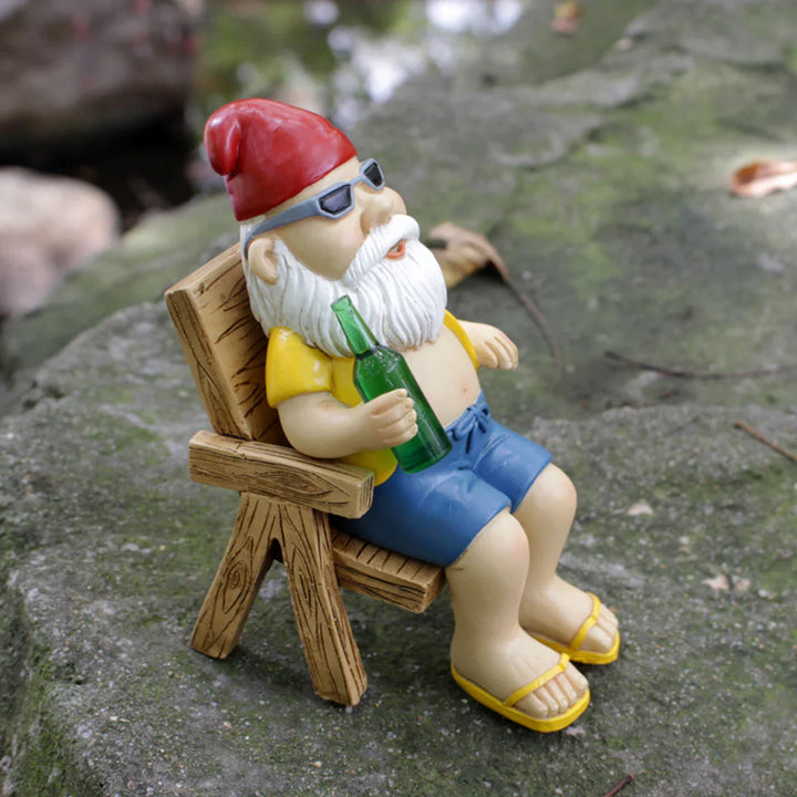 Skanto | Solbading Nisse Statue laget av Harpiks med Lenestol for Hagedekorasjon