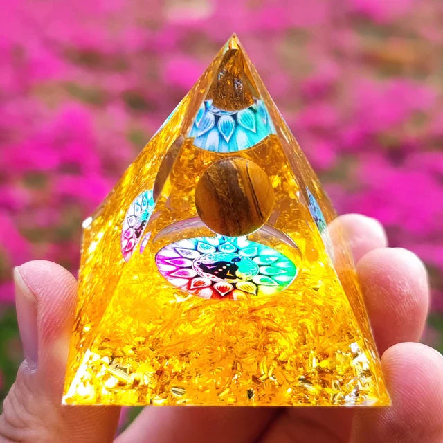 Skanto | Amethyst Peridot Orgone Pyramide - Energigenerator Krystall Reiki Chakra Orgonitt Meditasjonsverktøy