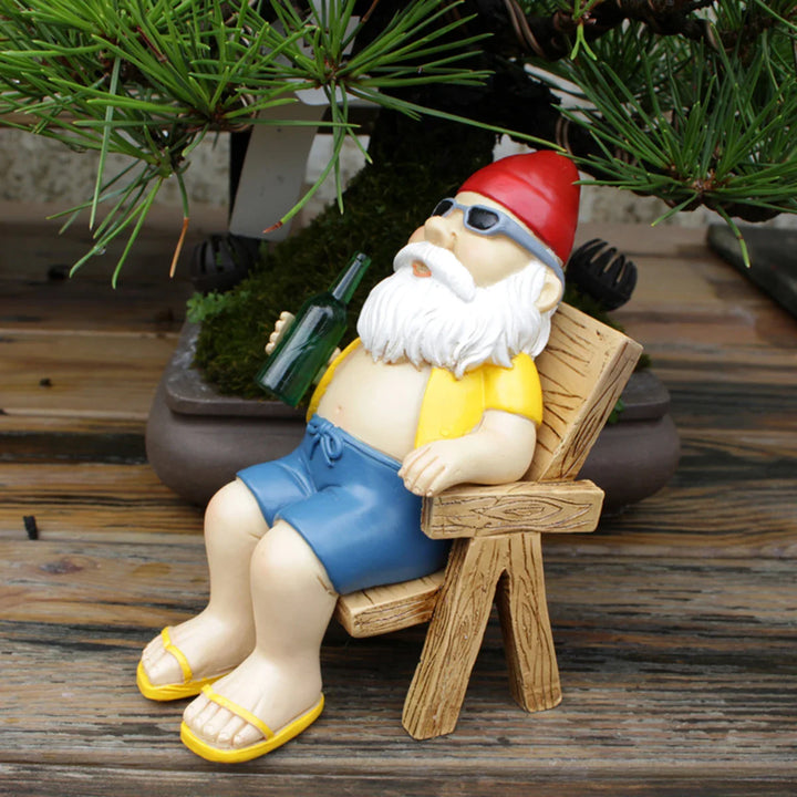 Skanto | Solbading Nisse Statue laget av Harpiks med Lenestol for Hagedekorasjon