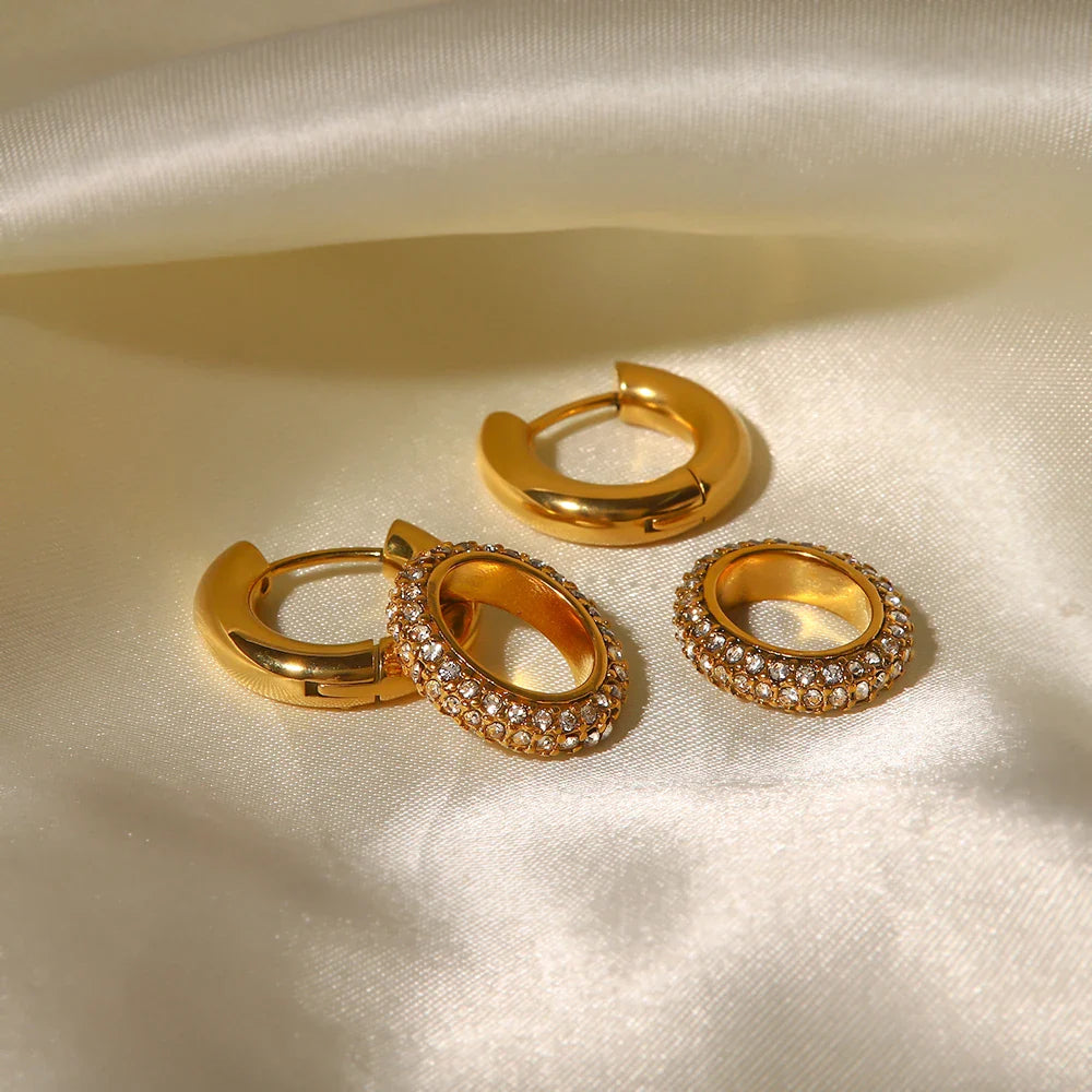 Skanto | 18k Dainty Huggie Diamant Dangle Øredobber