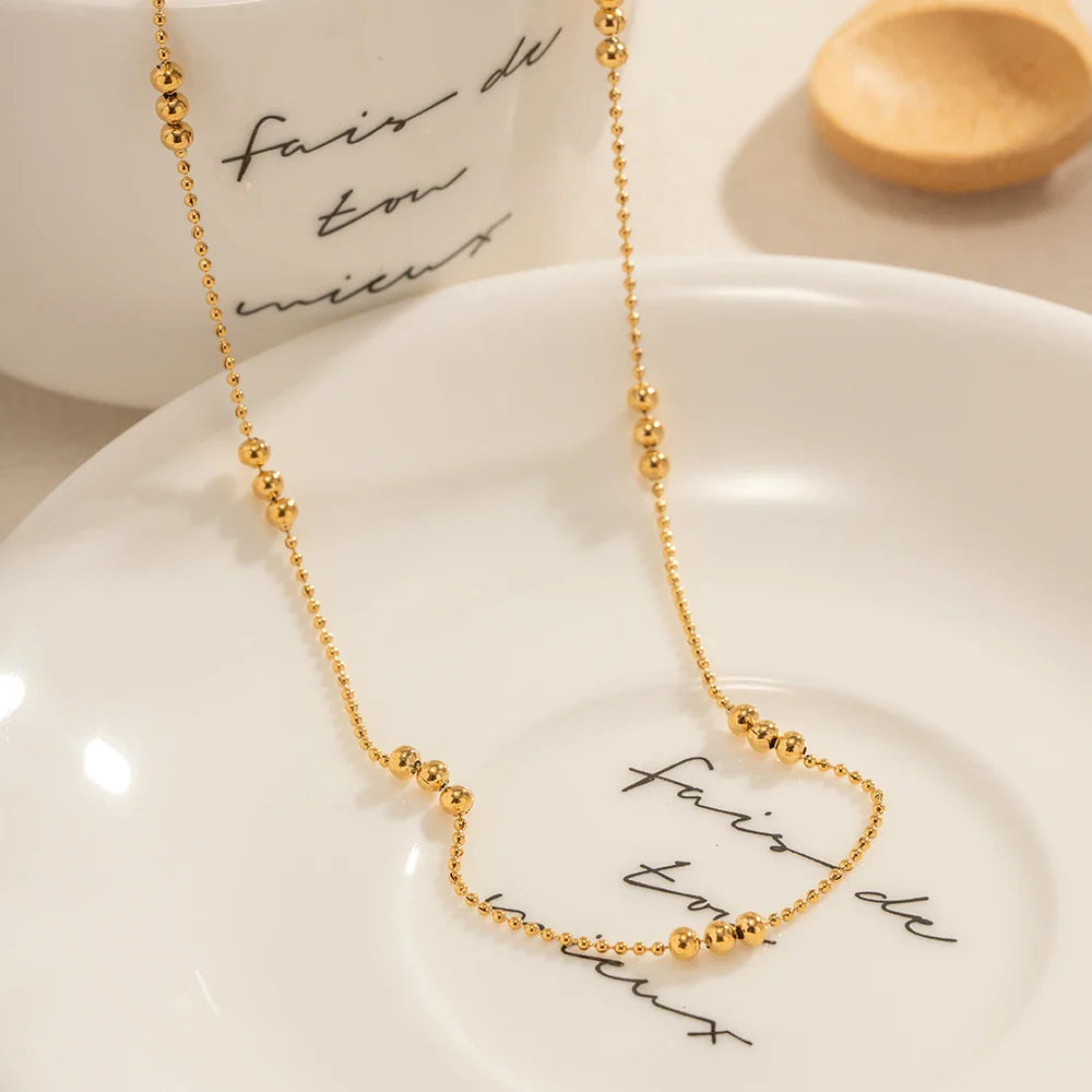 Skanto | 16k Delikat Triple Perle Accent Halskjede