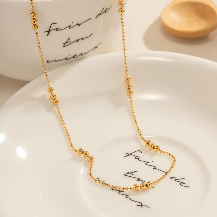 Skanto | 16k Delikat Triple Perle Accent Halskjede