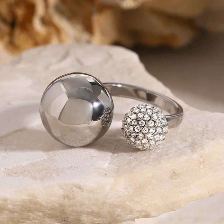 Skanto | Asymmetrisk Diamant Aksetert Kule Ring
